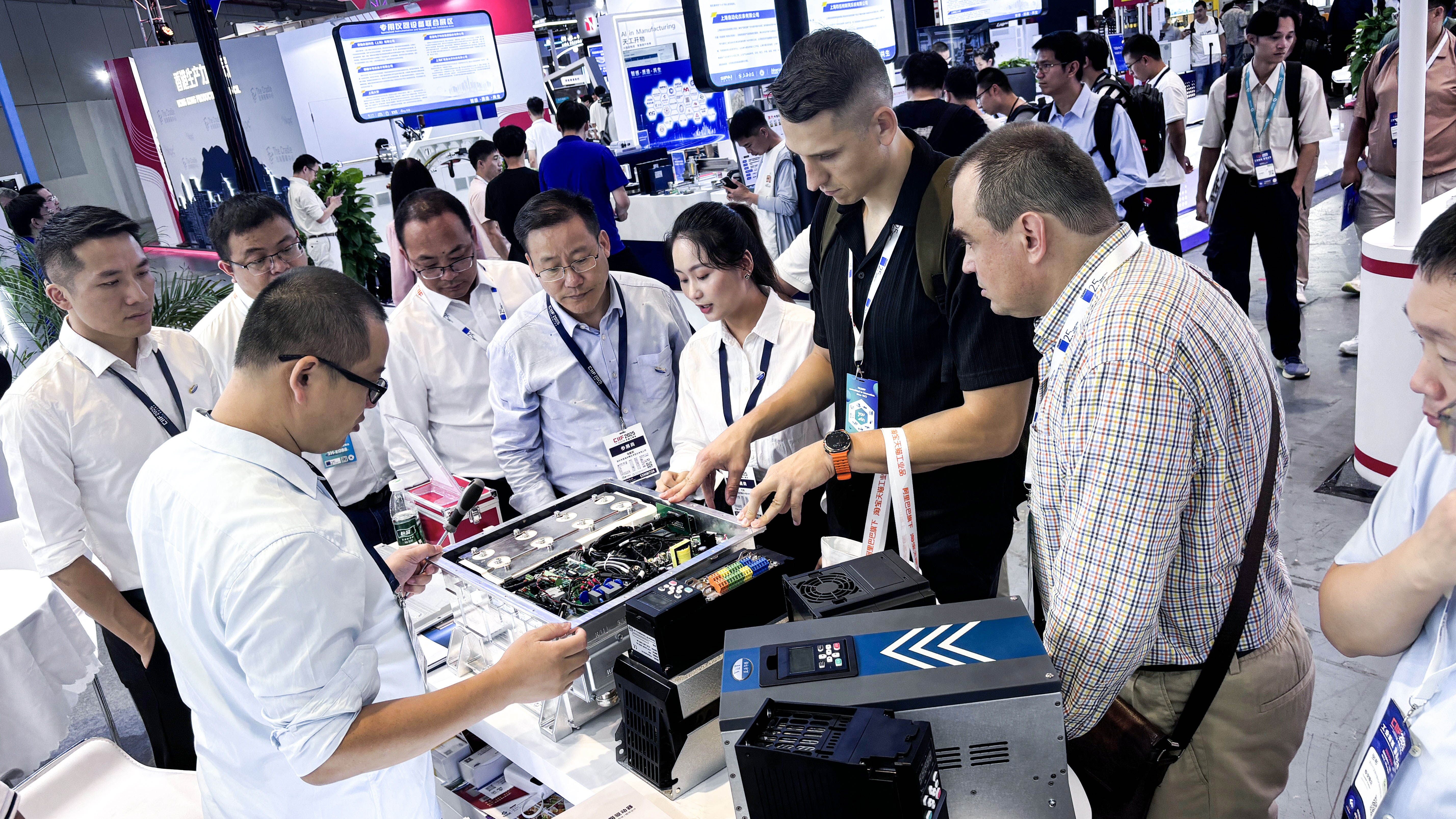 【工博会直击】2025上海工博会首日晨光:fb体育深耕新能源与工业自动化智能制造,以技术诠释实力! 【工博会直击】2025上海工博会首日晨光:fb体育深耕新能源与工业自动化智能制造,以技术诠释实力!