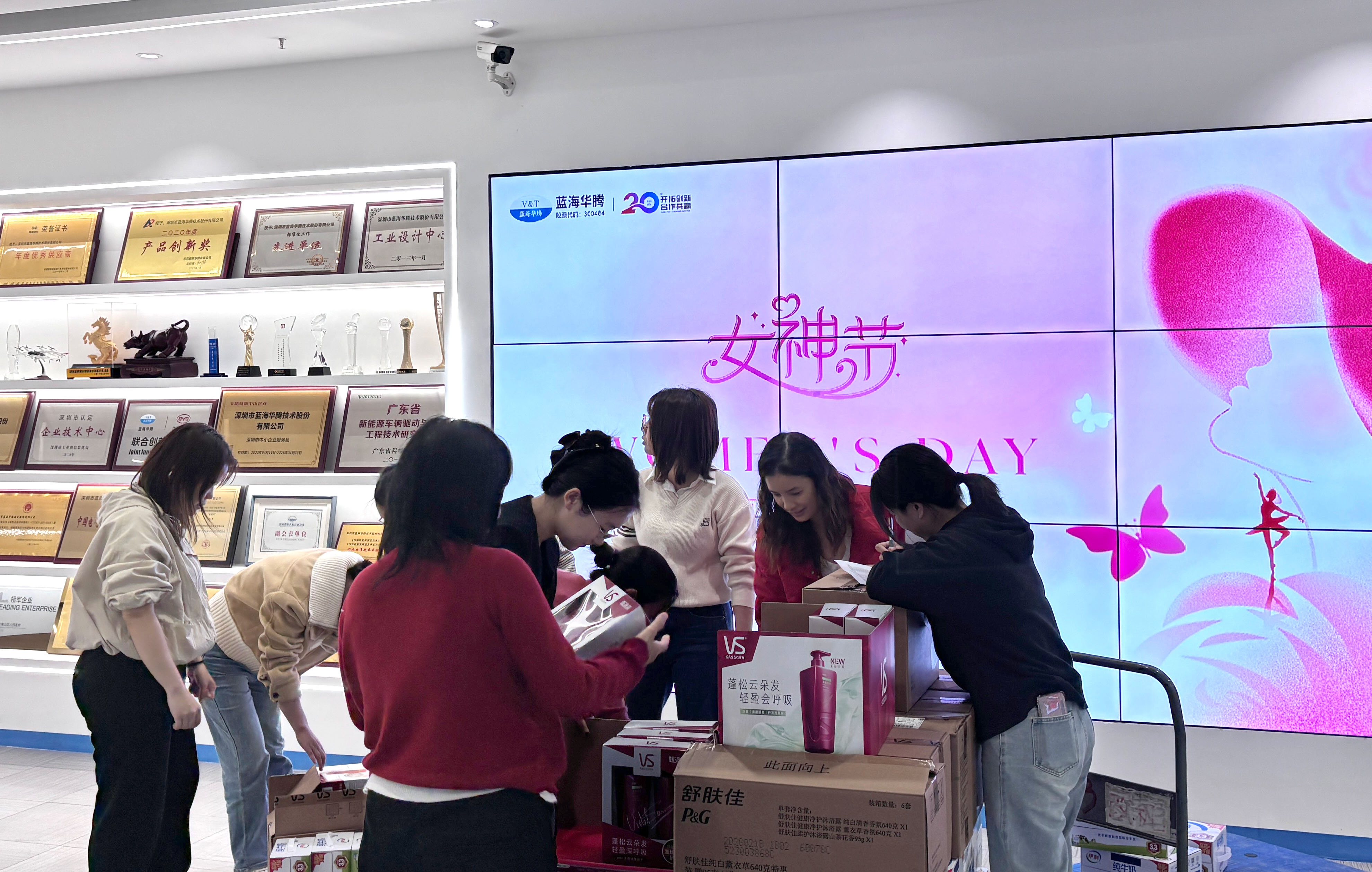 fb体育女神节：铿锵玫瑰，共赴星辰新程！
